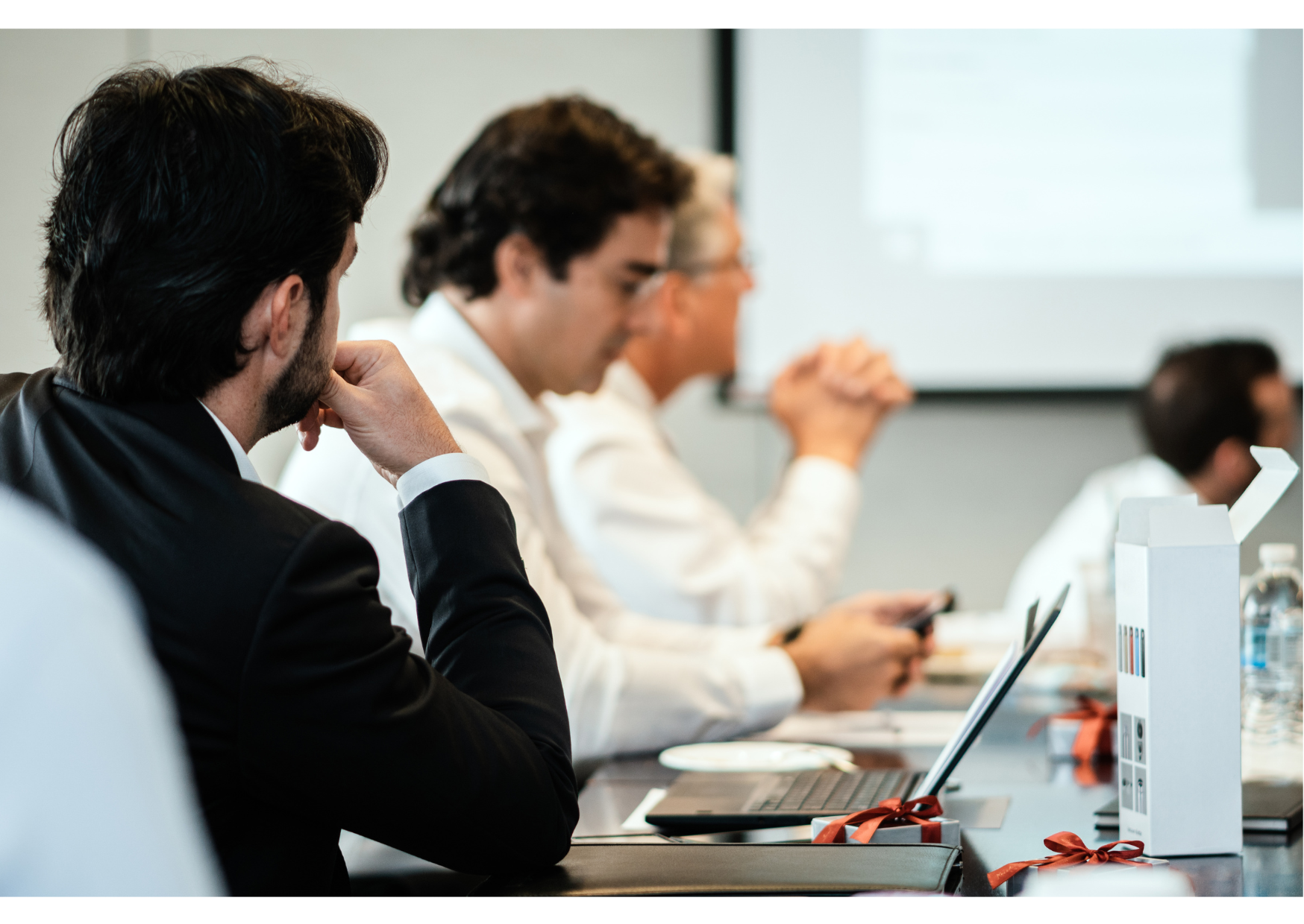 Zzp’ers en ondernemers in overleg tijdens een zakelijke bijeenkomst over nieuwe wet- en regelgeving.